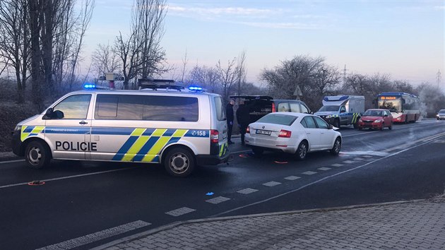 Chodkyni v Čelákovicích srazilo na přechodu auto. Žena nepřežila. (7. 1. 2020)