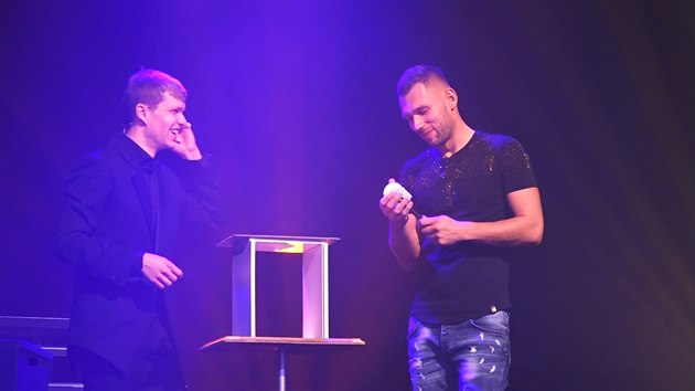 Kouzelník Michal Nesveda oklamal reportéra Matěje Smlsala. Ten poznal, že v krabici je kartáček na zuby. Po odkrytí se tam ale objevila štětka na záchod.