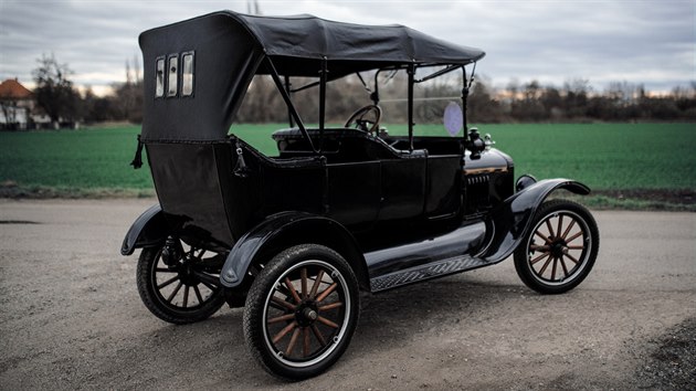 Legendární Ford T. Stejný model auta sloužil i ve výcvikovém táboře u New Yorku, kde v roce 1918 cvičili českoslovenští emigranti.