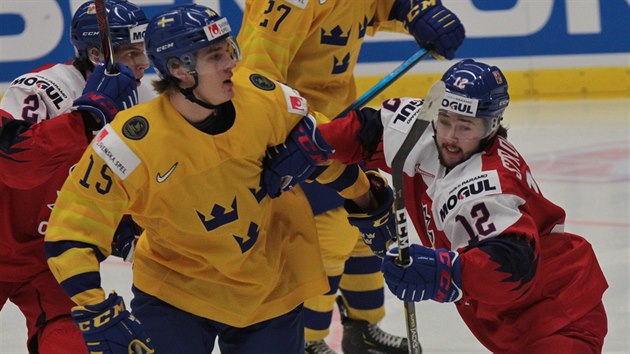 esk junior Vojtch Stondala (12) v souboji se vdskm hrem Oskarem Bckem (15).