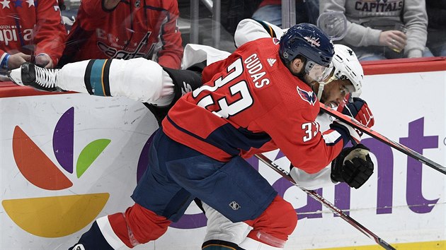 Radko Gudas (33) z Washingtonu narazil Evandera Kanea ze San Jose.