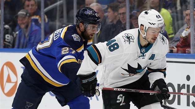 Tom Hertl (48) ze San Jose a Alex Pietrangelo (27) ze St. Louis v souboji o puk