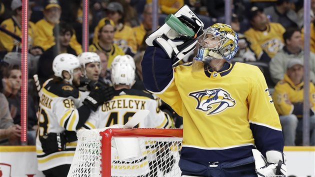 Pekka Rinne z Nashvillu se oberstvuje, prv ho pekonal bostonsk David Pastrk.