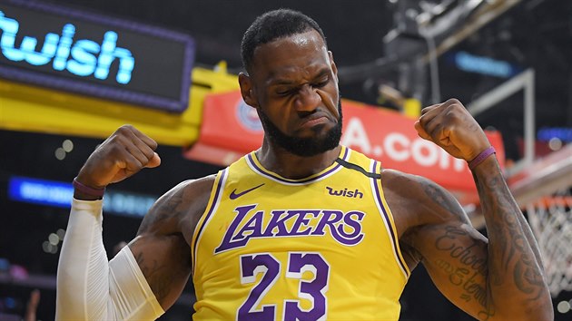 LeBron James z LA Lakers ukzal v zpase s NY Knicks svaly.