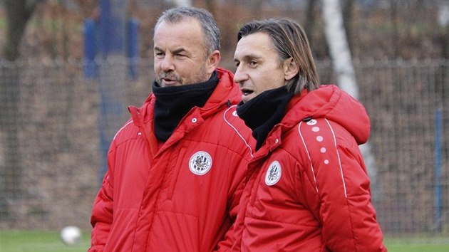 Zdenko Frťala (vlevo) společně se svým asistentem Ondřejem Prášilem sledují přípravu fotbalistů Hradce Králové.