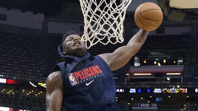 Zion Williamson z New Orleans smeuje na pedzpasovm trninku.