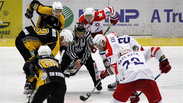 Momentka z duelu hokejové první ligy Třebíč (červenobílá) vs. Kadaň