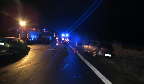 Na křižovatce silnice I/11 s Týnišťskou ulicí v Třebechovicích pod Orebem se střetla dvě auta (2. 1. 2020).
