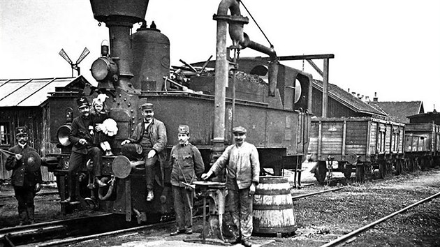 Zaměstnanci společnosti Kadaňské místní dráhy u lokomotivy rakouské řady 97