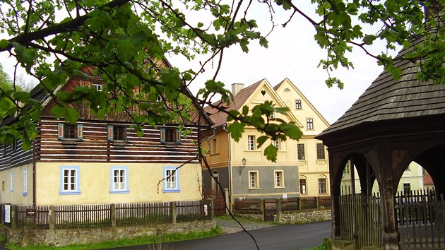 Malebn Zubrnice le 15 km od st nad Labem v dol kopc CHKO eskho stedoho.