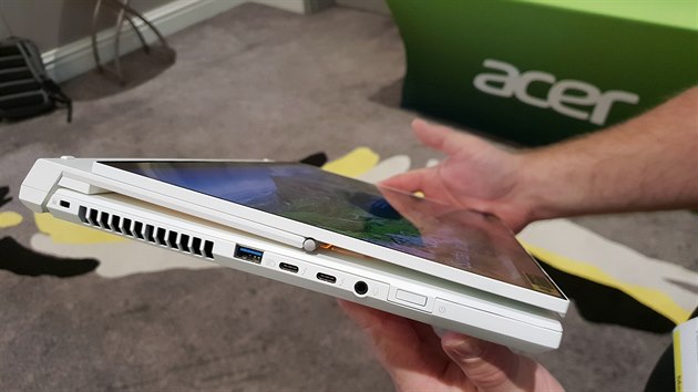Acer ConceptD Ezel v režimu „grafický tablet“. Na snímku vidíte i dva USB-C porty se superrychlým rozhraním Thunderbolt 3 a čtečku otisků prstů zabudovanou do zapínacího tlačítka.