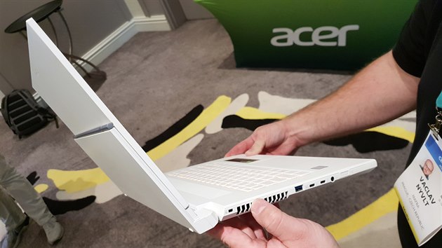 Acer ConceptD Ezel v režimu notebook – povšimněte si elegantního uchycení displeje v polovině jeho výšky.