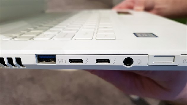 Acer ConceptD Ezel má na levém boku jeden USB 3 port, dva USB-C porty se superrychlým rozhraním Thunderbolt 3 a čtečku otisků prstů zabudovanou do zapínacího tlačítka.