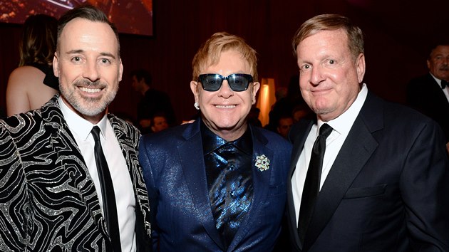 David Furnish, Elton John a Ronald Burkle na party po Oscarech (Los Angeles, 28. nora 2016)