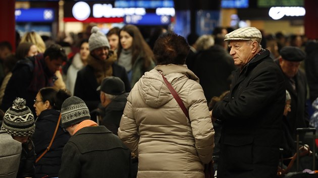 Porucha troleje zkomplikovala rann eleznin dopravu v Praze. Nkter osobn vlaky dopravce odekl, rychlkov spoje nabraly i vce ne hodinov zpodn. (2. ledna 2020)