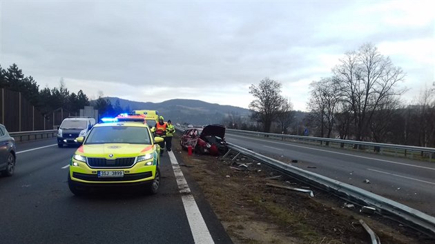 Na dálnici D5 směrem na Plzeň se střetl osobní vůz s kamionem. (6. ledna 2020)