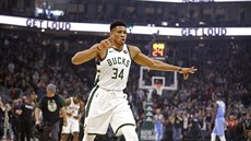 Janis Adetokunbo z Milwaukee se raduje v utkání proti Minnesot.