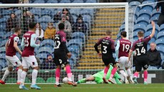 Jay Rodriguez z Burnley dává branku v utkání proti Peterborough.