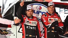 Fernando Alonso (vlevo) a Marc Coma ped startem Rallye Dakar.