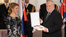 Slovenská prezidentka Zuzana Čaputová předává vyznamenání Peteru Zajacovi. (2....