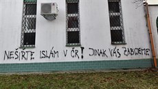 Vandal posprejoval brněnskou mešitu nenávistným nápisem (4. ledna 2020).