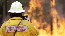 Australští hasiči bojují s požáry nedaleko Tomerongu. (8. ledna 2020)