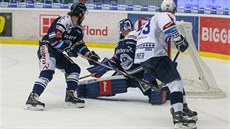 Matyá� Kantner z Plzn� (vpravo) dává gól.