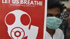 Nechejte nás dýchat! Stop jedovatému vzduchu v Dillí, hlásá plakát.