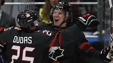 Kana�an Ty Dellandrea (vpravo) oslavuje sv�j gól v semifinále MS hrá�� do 20...