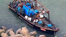 Prázdná lo severokorejských rybá u vlnolamu v japonském pístavu Yurihonjo....