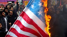 Zfanatizovaný dav pi protestech v Íránu tradin pálí vlajku USA.