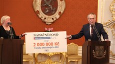 Prezident Miloš Zeman předal na Pražském hradě šek na dva miliony korun Fondu...