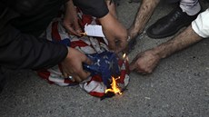 Írántí demonstranti pálí americkou vlajku v reakci na zabití v Íránu velmi...