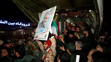 Truchlící Íránci nesou rakev s pozstatky vlivného velitele elitních jednotek...