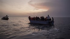 Migranti v peplnné lodi ekají, a je zachrání humanitární lo Ocean Viking....
