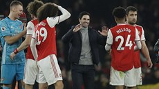 Mikel Arteta se raduje ze svého prvního vítzství v roli trenéra Arsenalu....