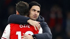 Trenér Mikel Arteta a záloník Mesut Özil po vítzství Arsenalu nad...