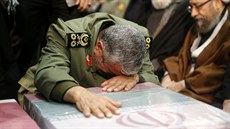 Nástupce zabitého generála Kásema Solejmáního Esmáíl Káaní se modlí u jeho...