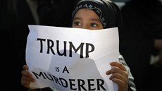 Trump je vrah, íká nápis na papíe, který si na smutení obad u íránské...