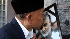 Lidé se na smutení obad po vrad íránského generála Kásema Solejmáního seli...