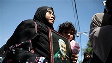 Lidé se na smutení obad po vrad íránského generála Kásema Solejmáního seli...
