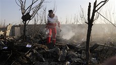 Záchranái prohledávají místo nehody letadla ukrajinských aerolinek, které se...