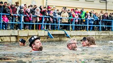 Behy slepého ramene Male zaplnili diváci. Na rozdíl od otuilc se choulili...