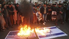 Pákistántí íité pálí americkou a izraelskou vlajku. Reagují tak na smrt...