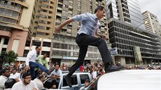 Znovuzvolený éf Národního shromádní Juan Guaidó bhem protivládního protestu...
