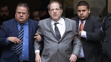 Filma Harvey Weinstein elí obvinní ze sexuálního obtování a znásilnní...