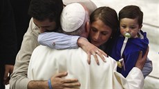 Pape Frantiek se zdraví s lidmi bhem audience ve Vatikán. (8. ledna 2020)