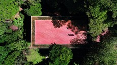 Charakteristickým rysem domu je rovná betonová st�echa, která kontrastuje se...