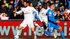 Isco (vlevo)  a Ferland Mendy z Realu Madrid a Mauro Arambarri  z Getafe v...