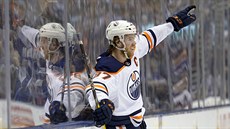 Connor McDavid z Edmontonu slaví gól.